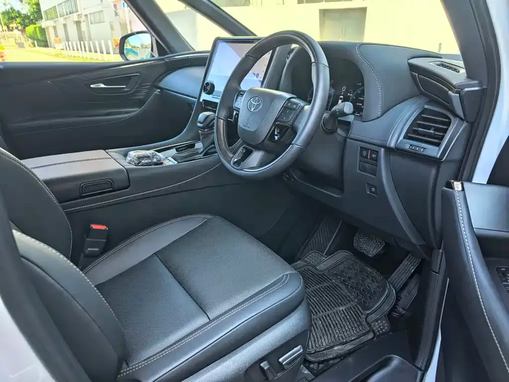 Toyota Alphard — фото 8