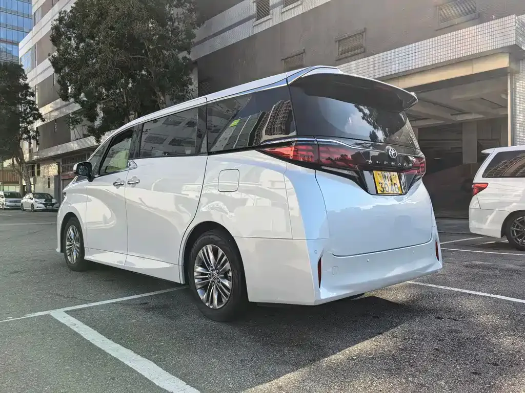 Toyota Alphard — фото 9