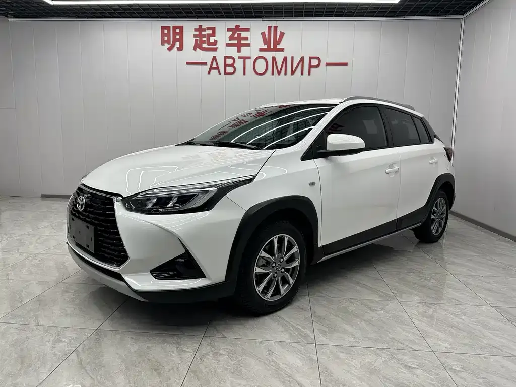 Toyota Yaris L — фото 1