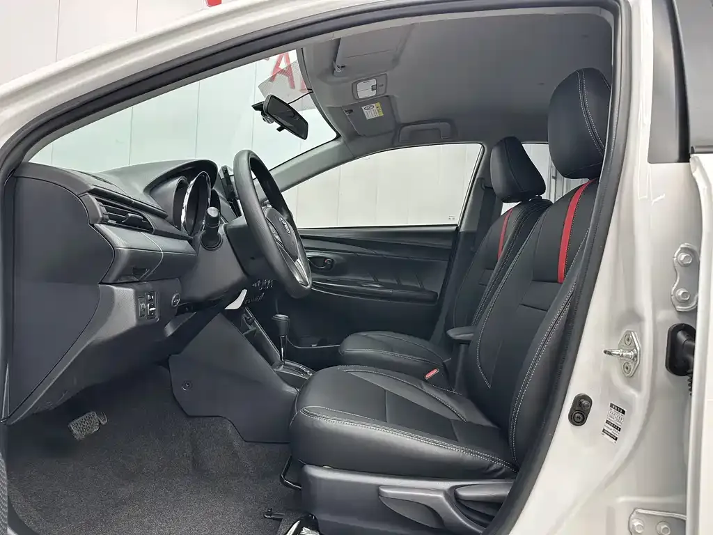 Toyota Yaris L — фото 4