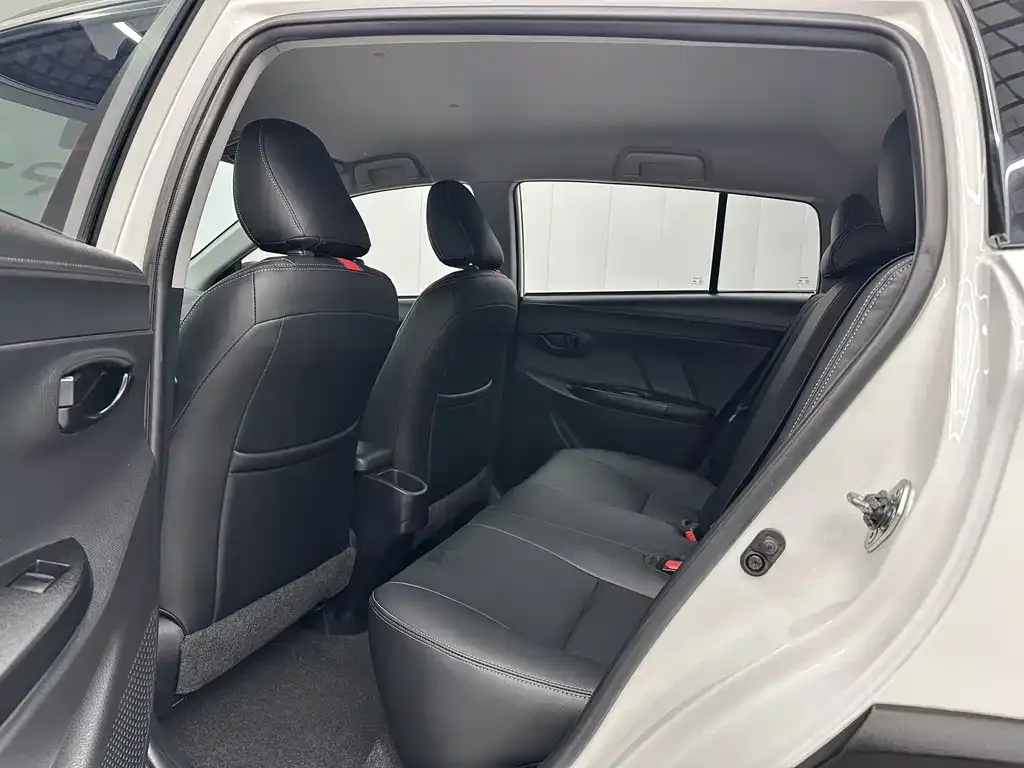 Toyota Yaris L — фото 5