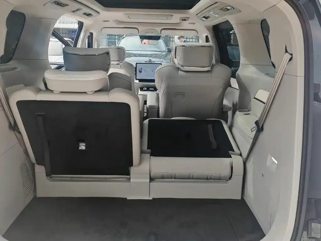 Volvo EM90 — фото 10