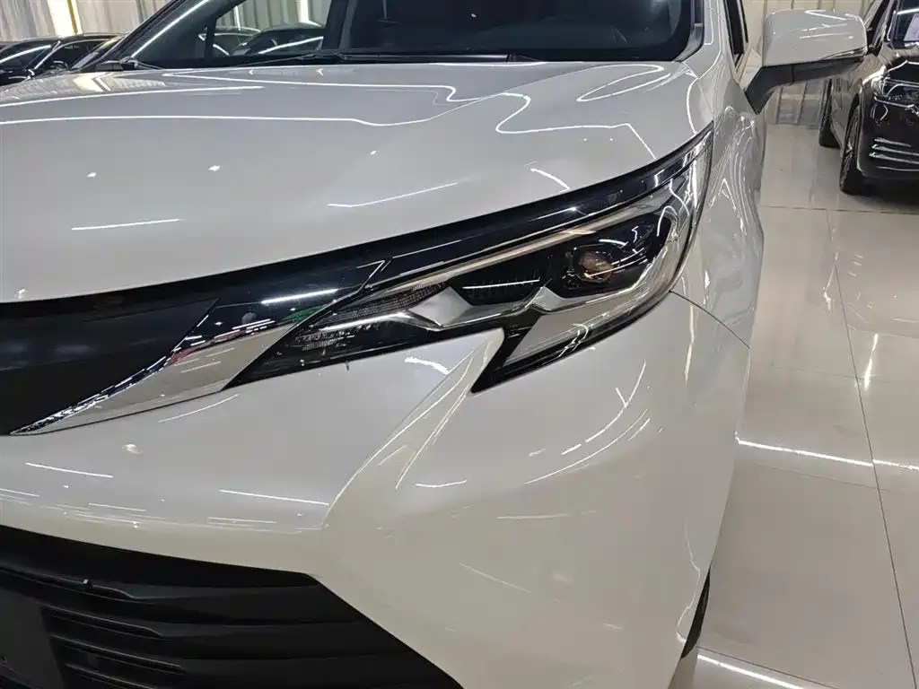 Toyota Sienna — фото 3