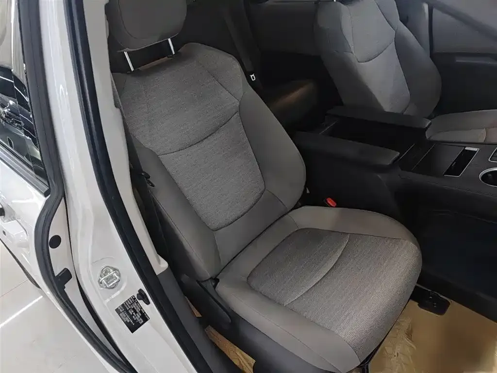 Toyota Sienna — фото 4