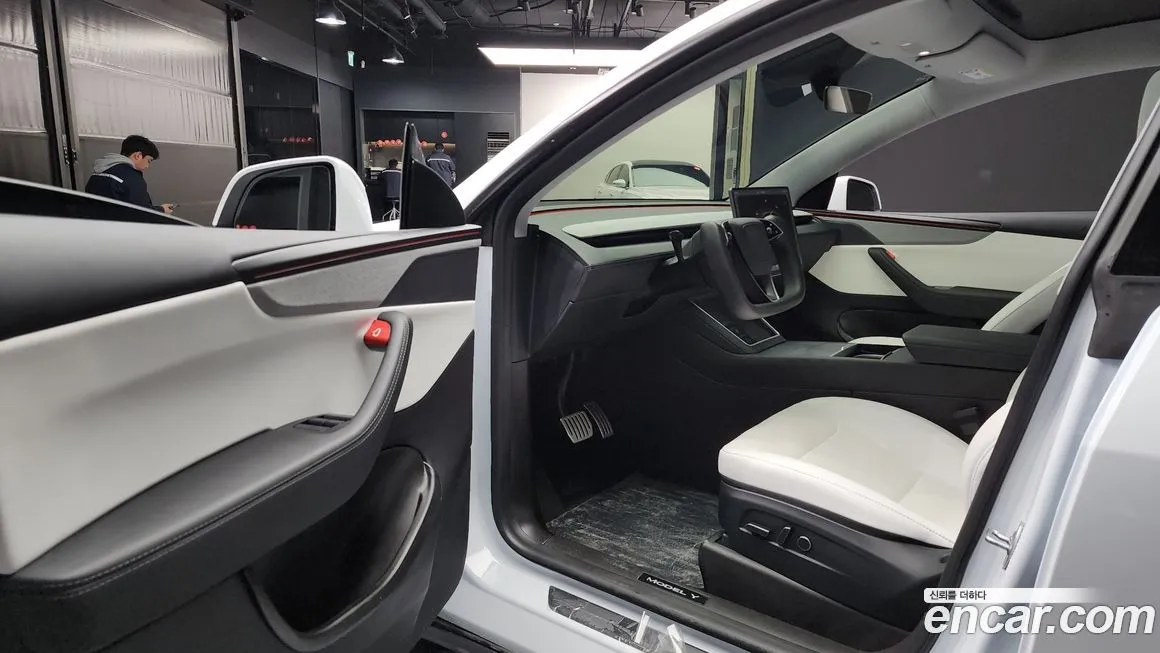 Tesla Model Y — фото 10