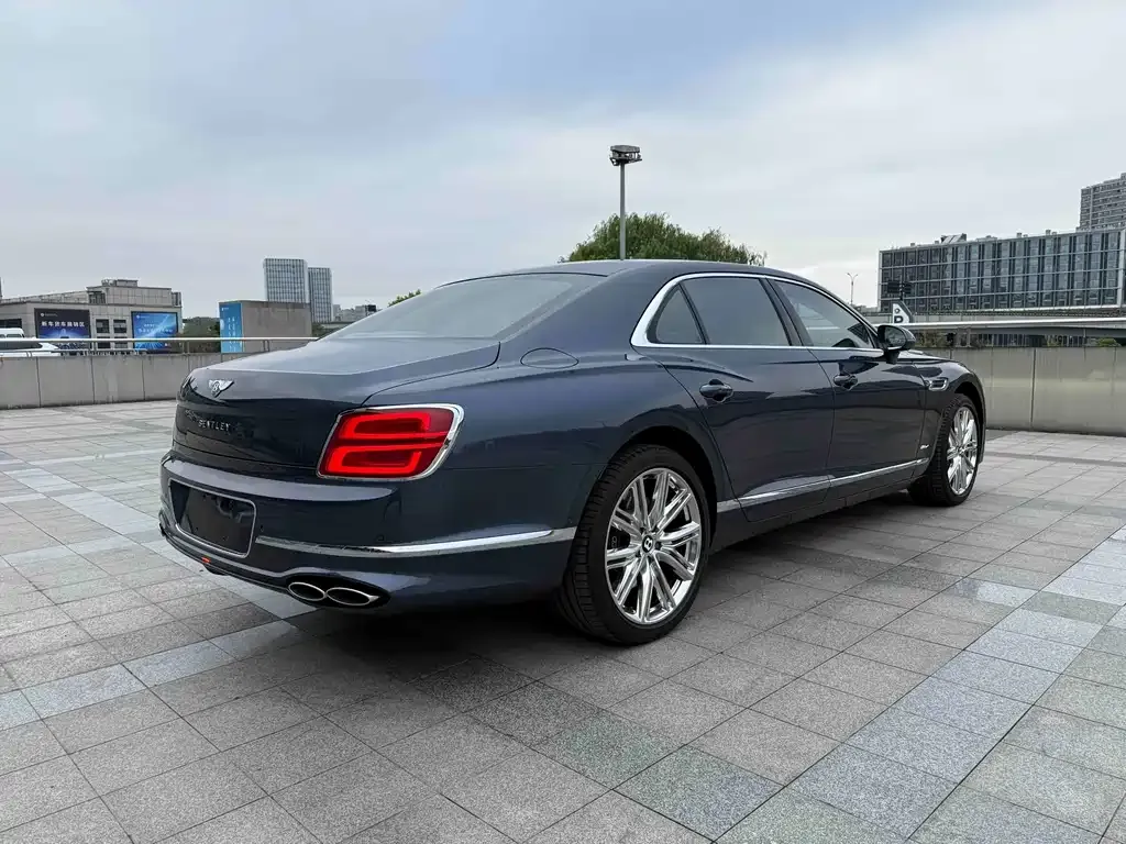 Bentley Flying Spur PHEV — фото 9