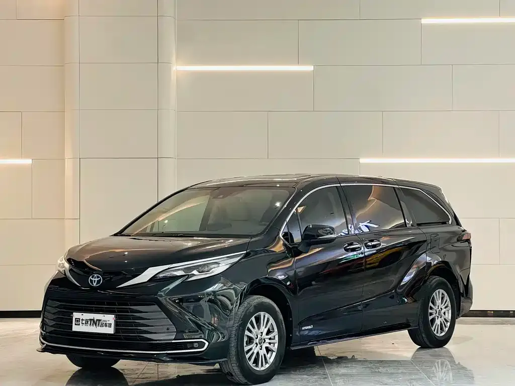Toyota Sienna — фото 1