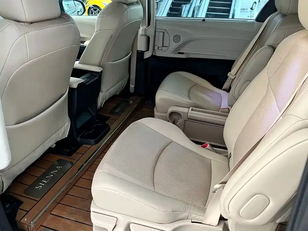 Toyota Sienna — фото 10