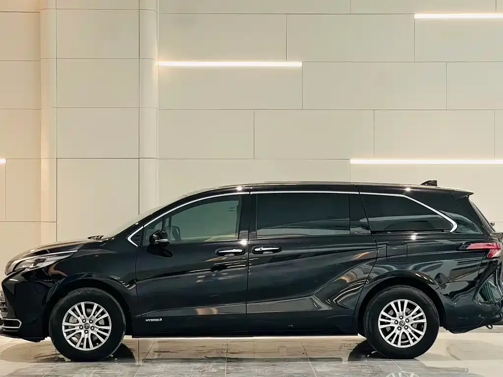 Toyota Sienna — фото 3