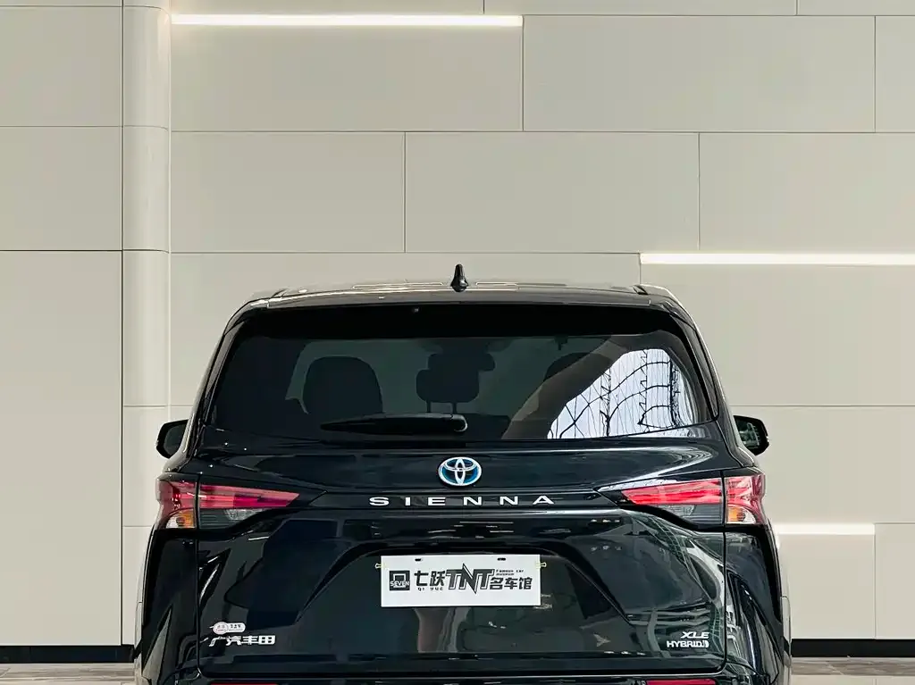 Toyota Sienna — фото 5