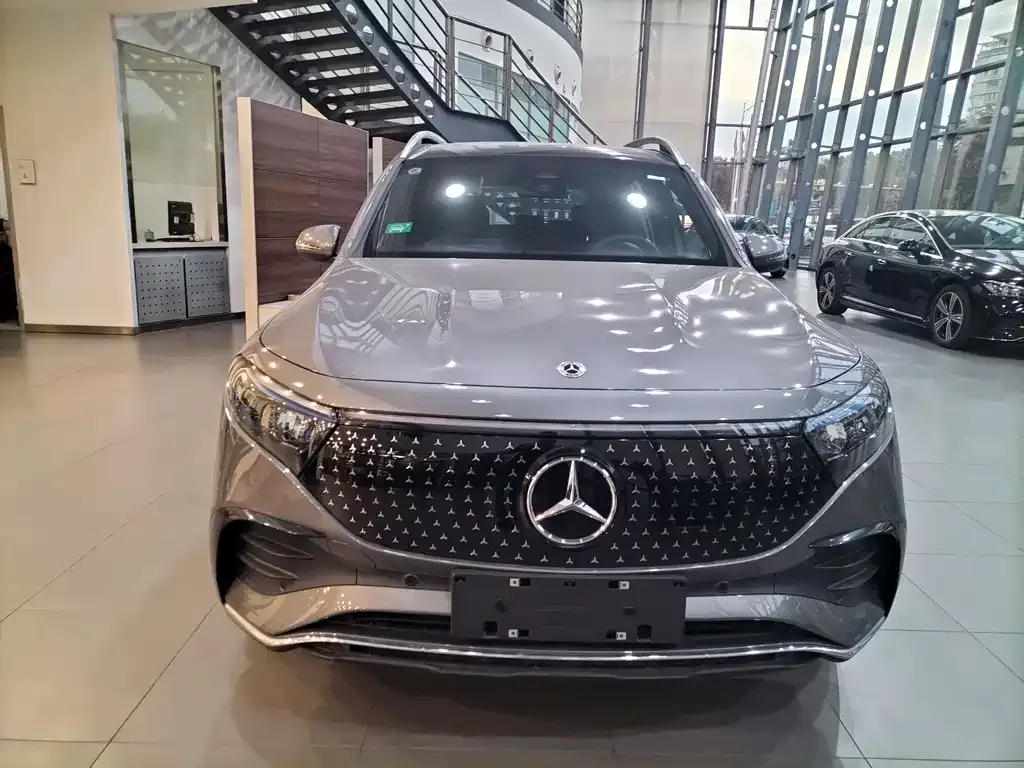 Mercedes-Benz EQB — фото 1