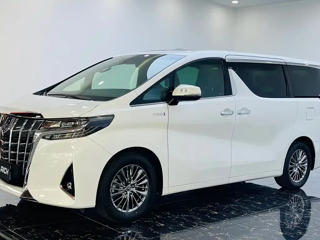 Toyota Alphard — фото 1