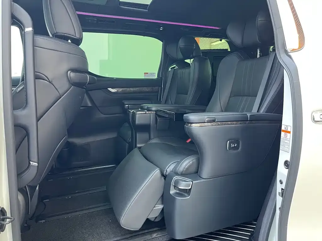 Toyota Alphard — фото 10