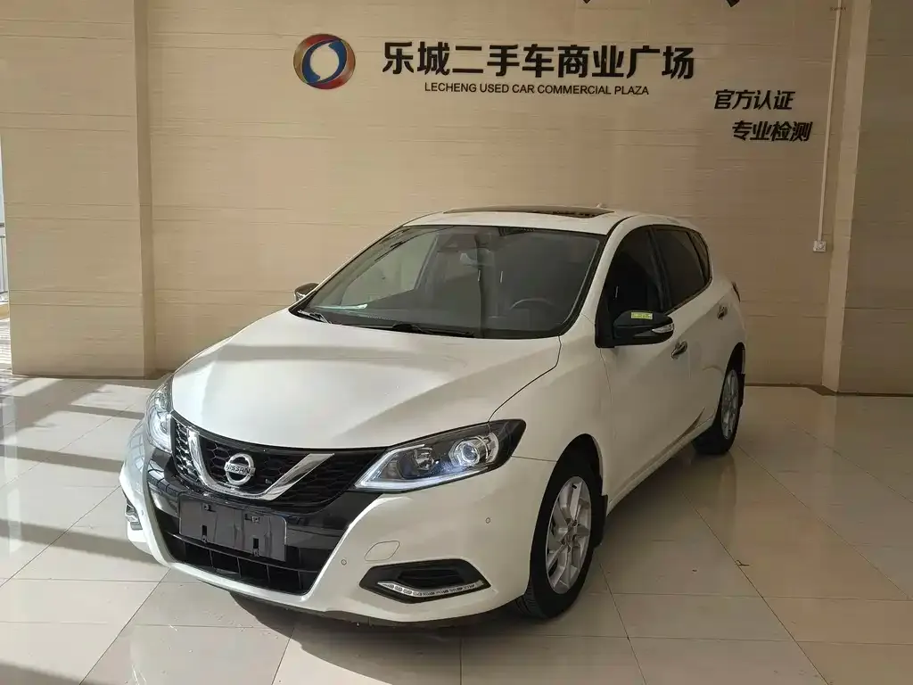 Nissan Tiida — фото 1
