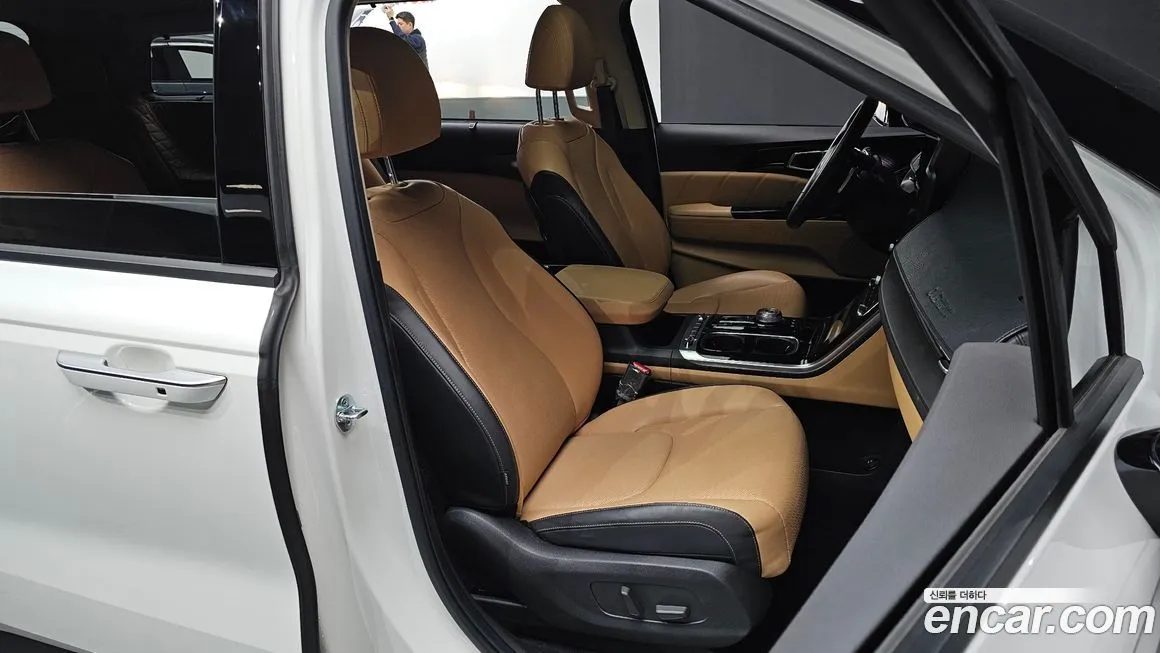Kia Carnival — фото 10