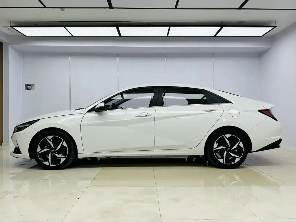 Hyundai Elantra — фото 5