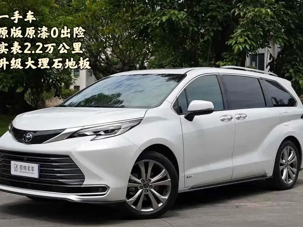 Toyota Sienna — фото 1