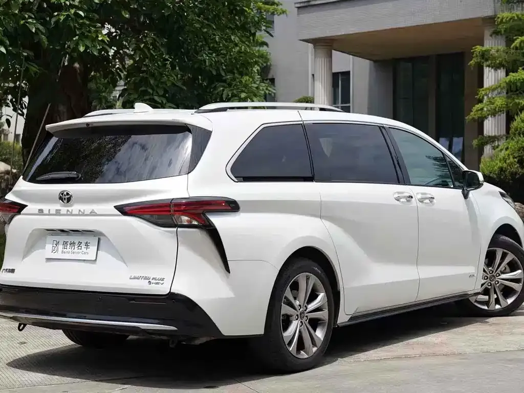 Toyota Sienna — фото 10