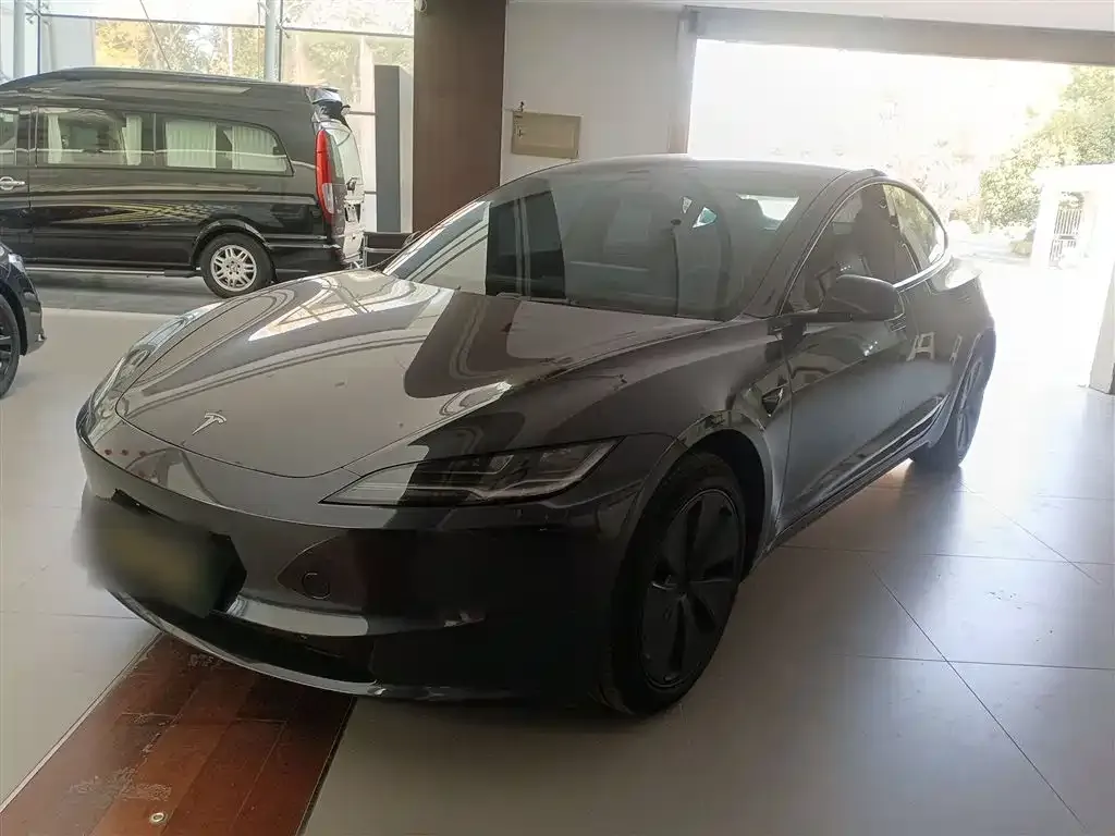 Tesla Model 3 — фото 1