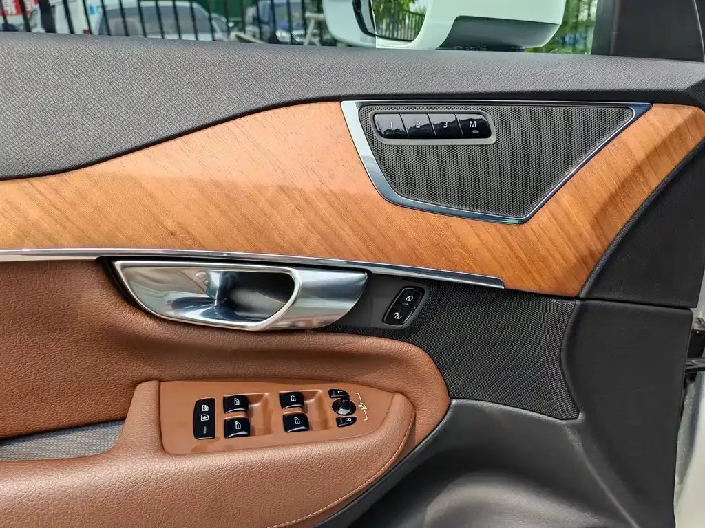 Volvo XC90 — фото 10
