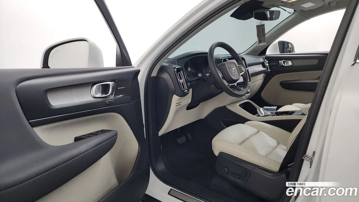 Volvo XC40 — фото 10