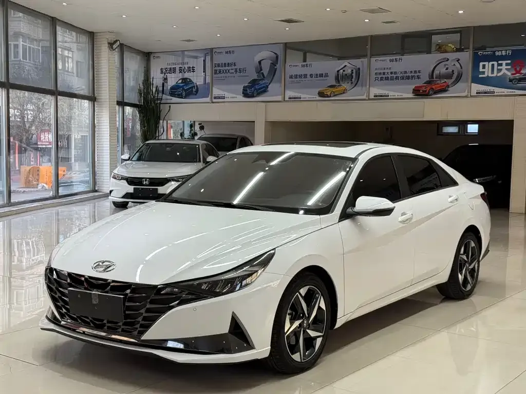 Hyundai Elantra — фото 1