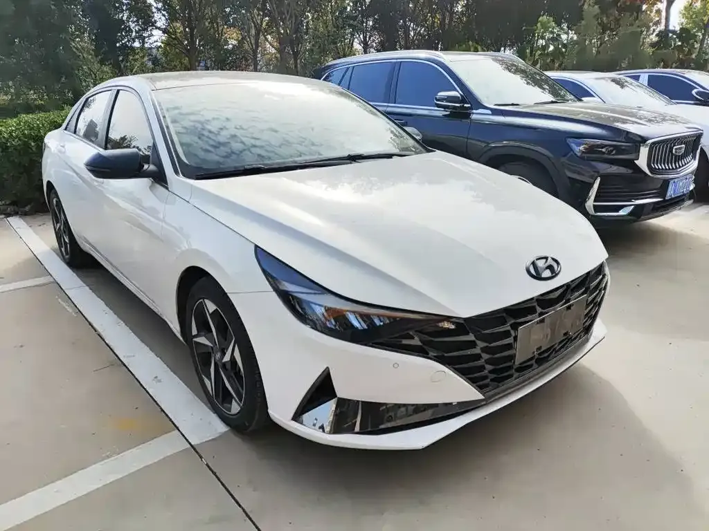 Hyundai Elantra — фото 1
