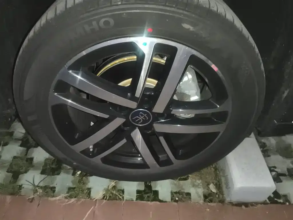 BYD L DM-i — фото 9