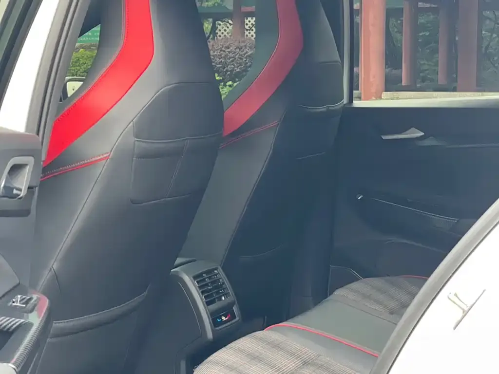 Volkswagen Golf GTI — фото 9