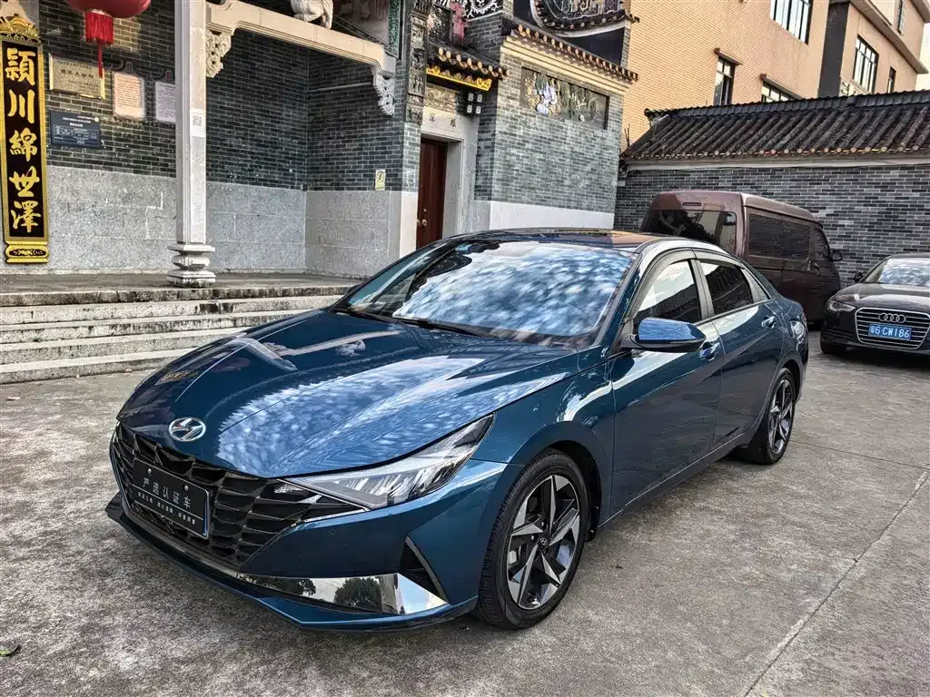 Hyundai Elantra — фото 1