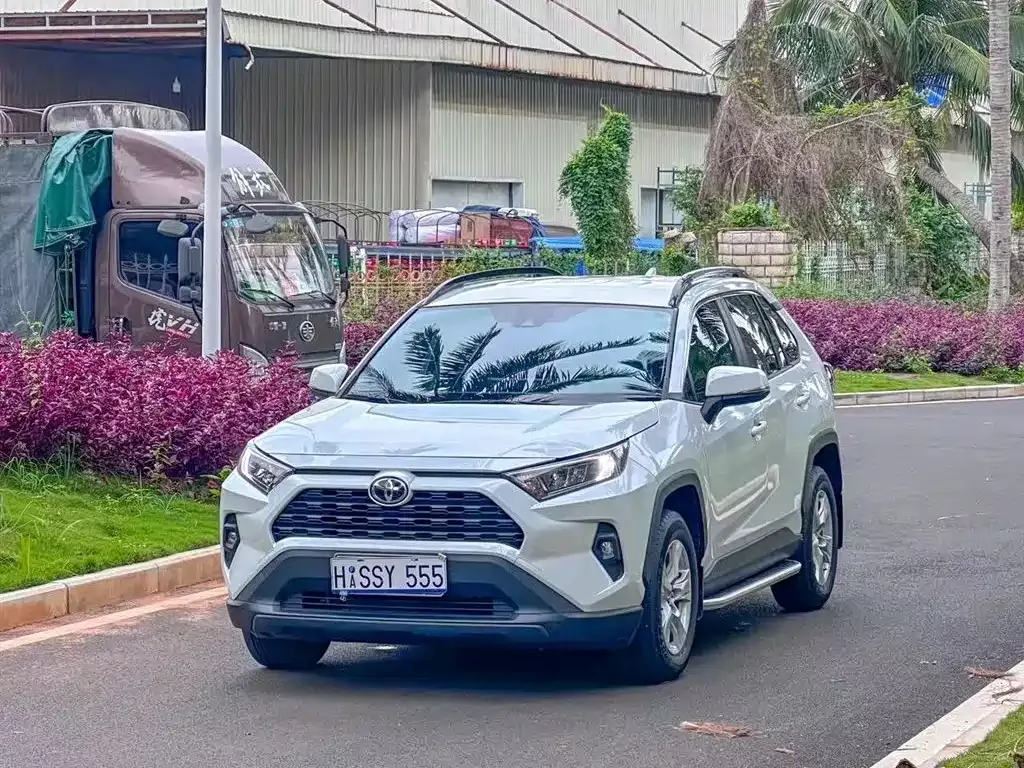 Toyota RAV4 — фото 1