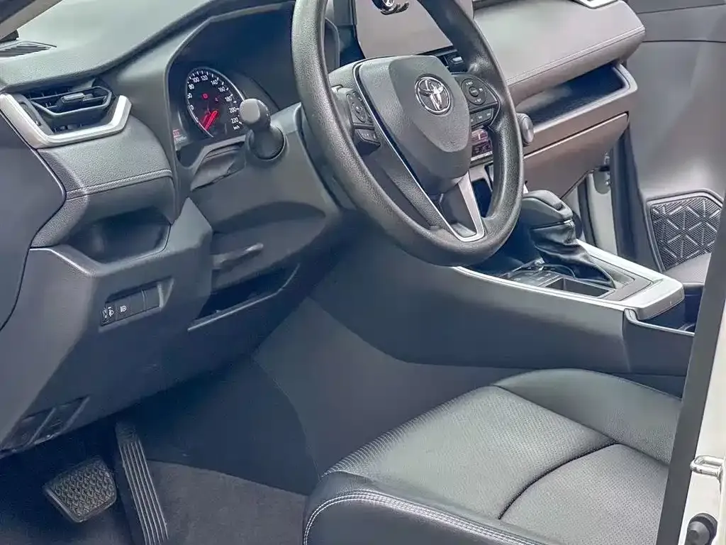 Toyota RAV4 — фото 4