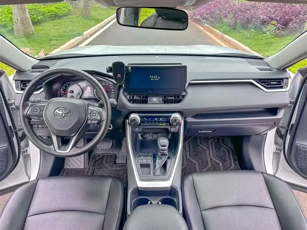 Toyota RAV4 — фото 5