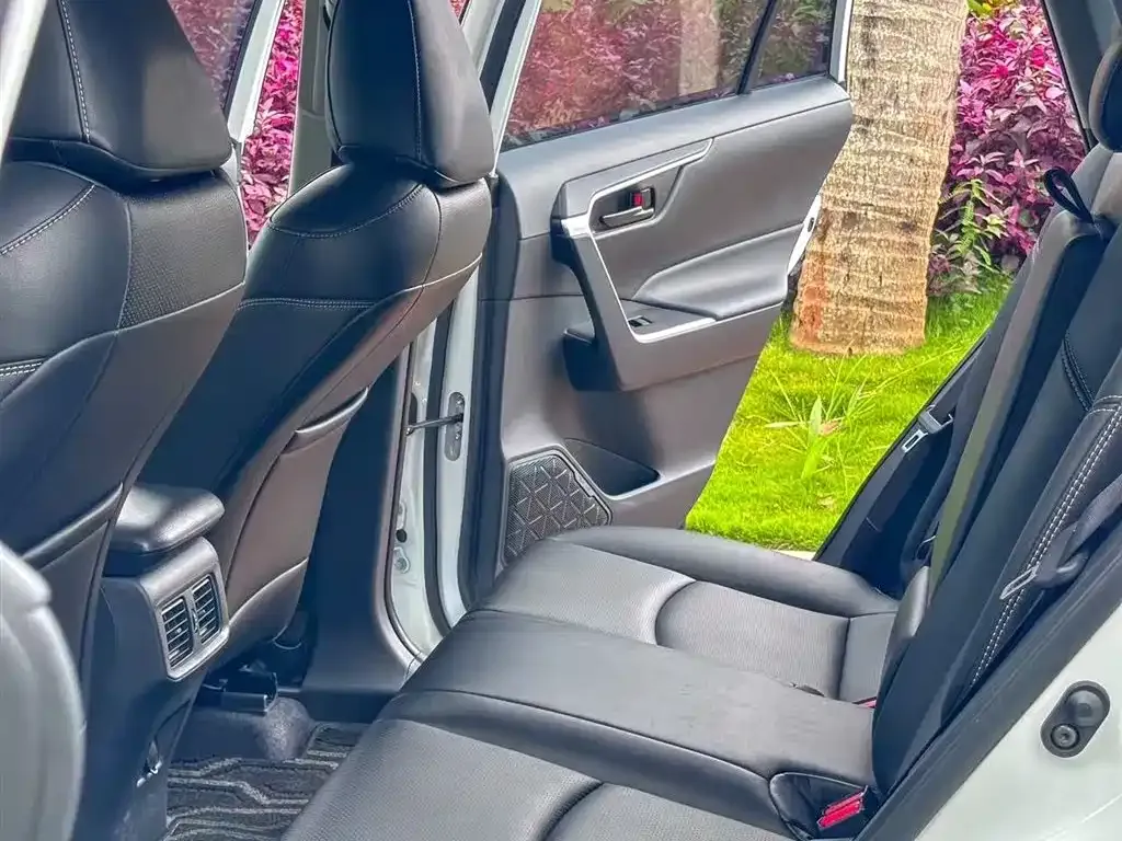 Toyota RAV4 — фото 6