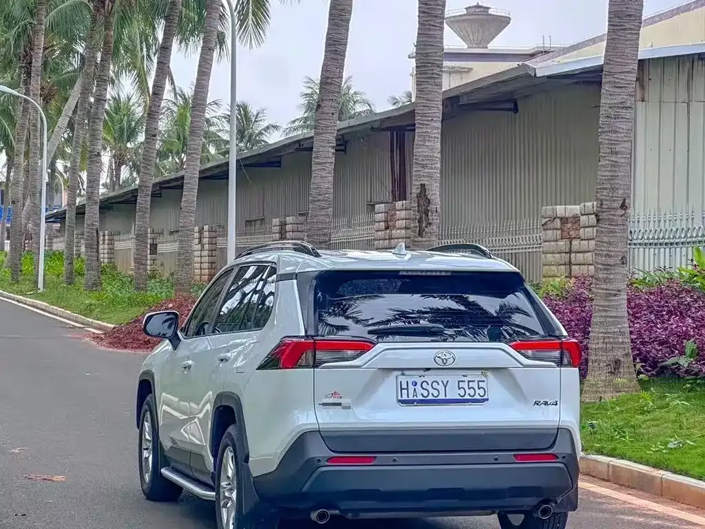 Toyota RAV4 — фото 7