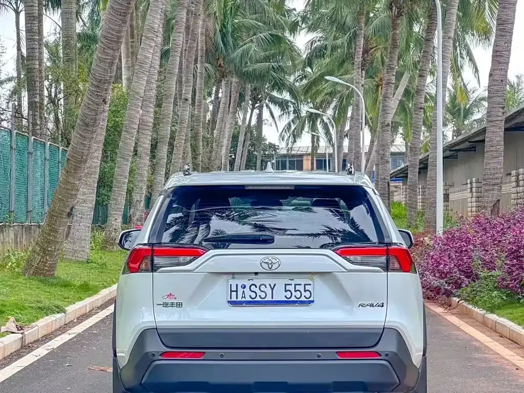 Toyota RAV4 — фото 8