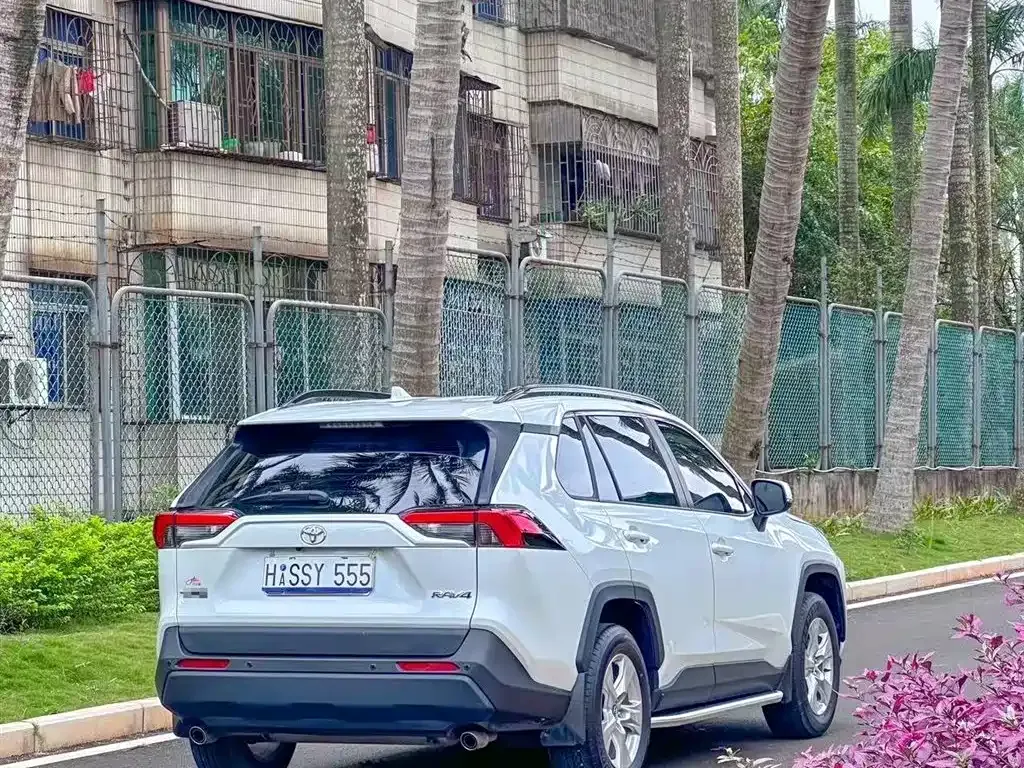 Toyota RAV4 — фото 9