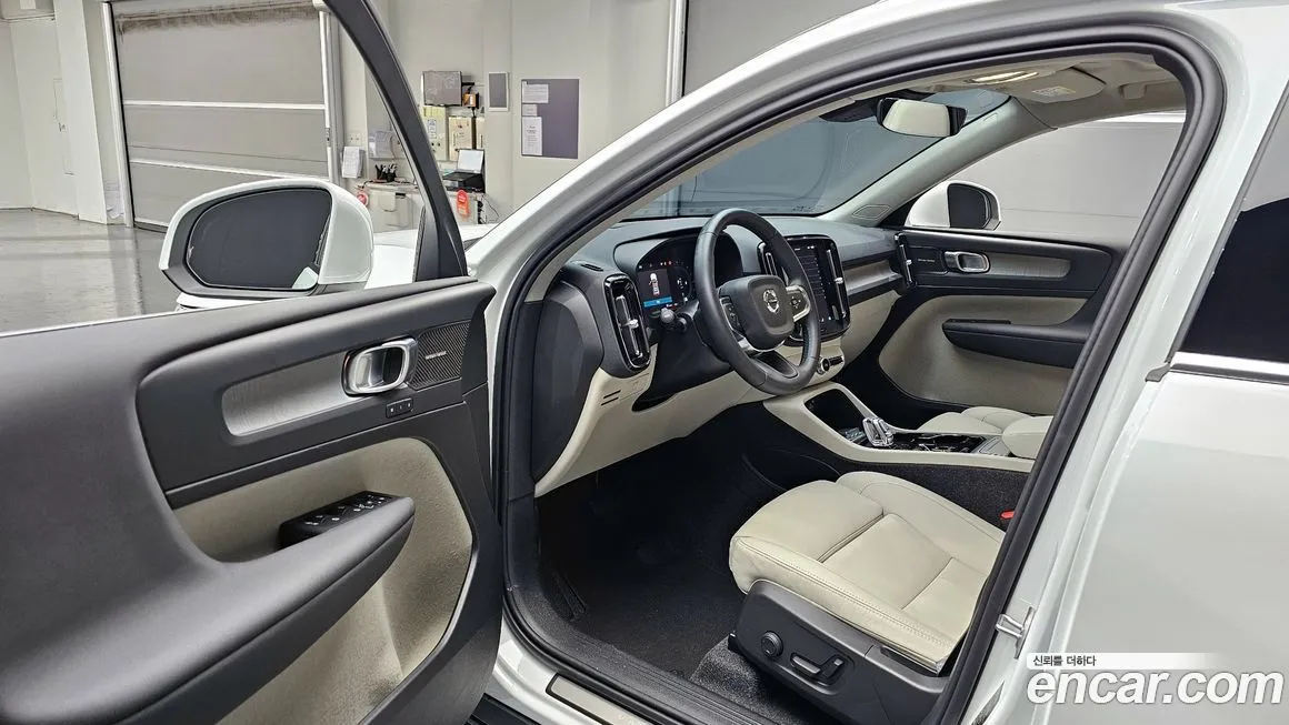 Volvo XC40 — фото 10