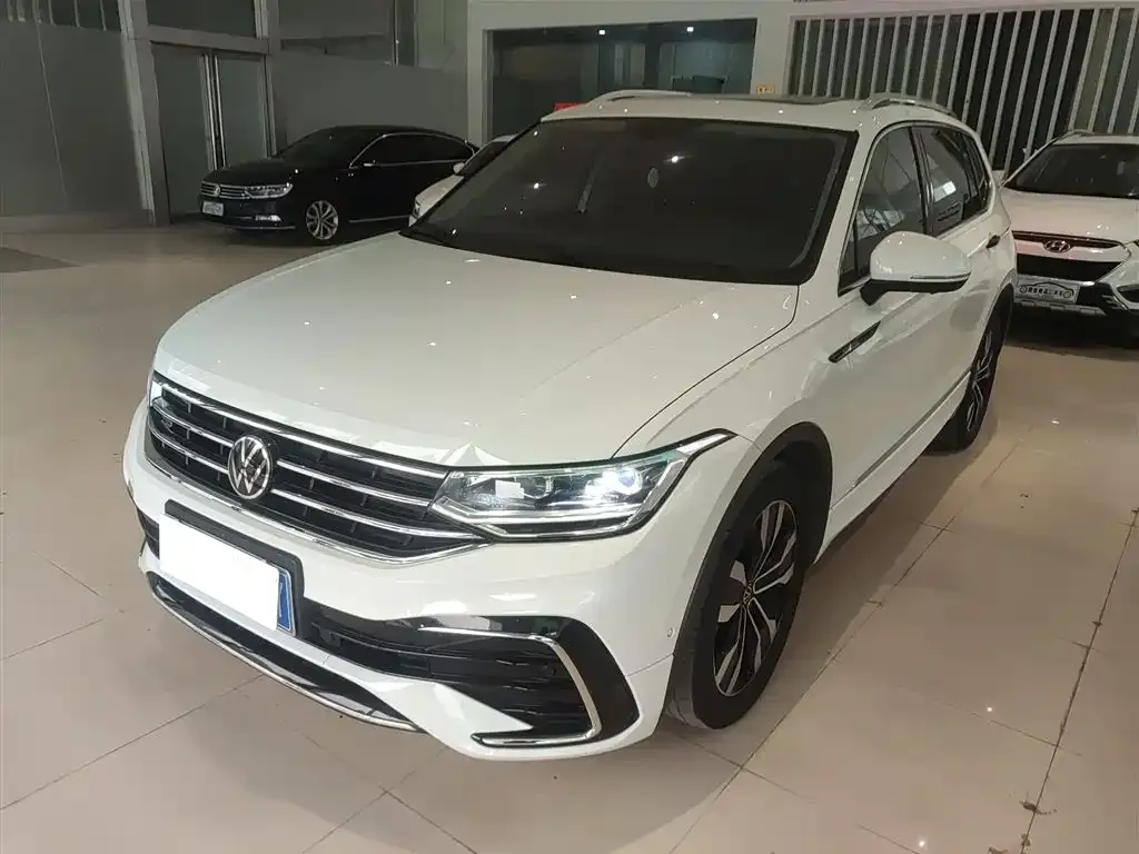 Volkswagen Tiguan L — фото 1