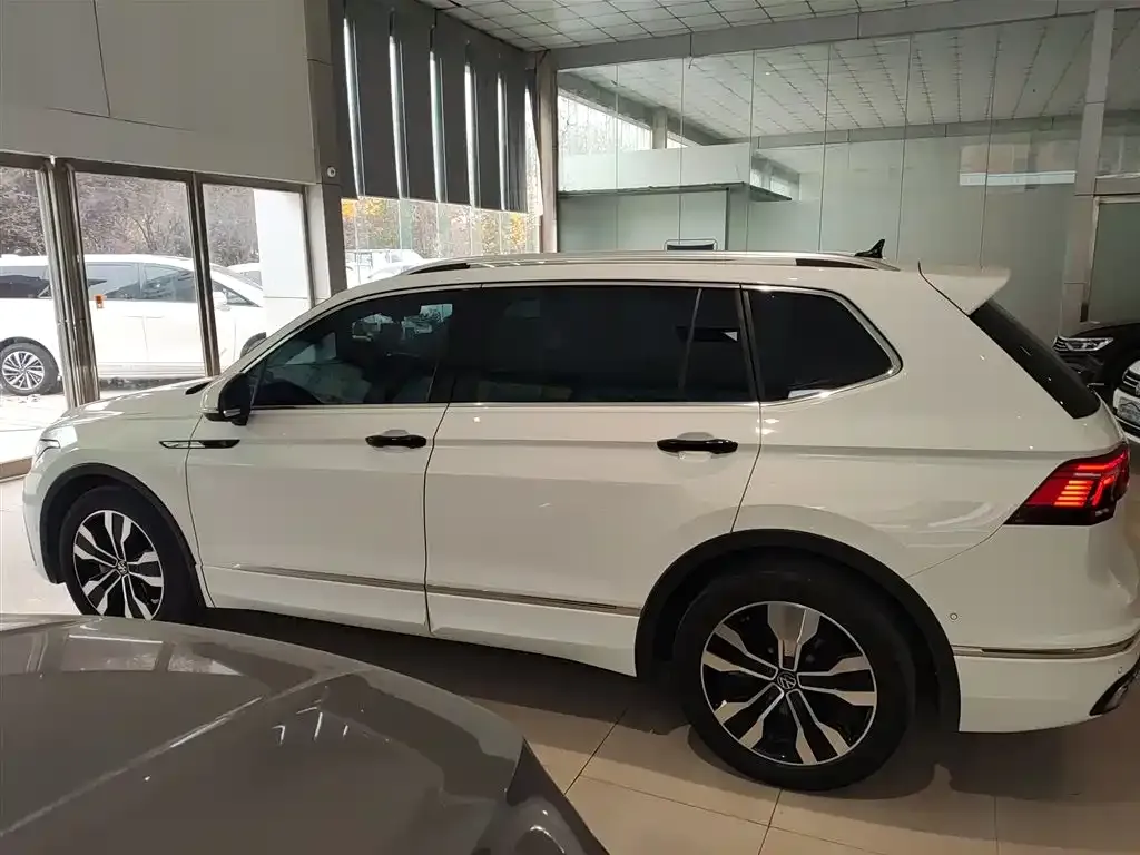 Volkswagen Tiguan L — фото 5