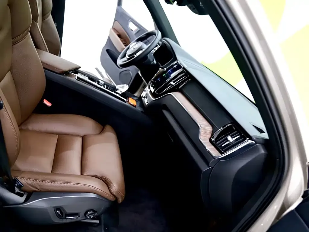 Volvo XC60 — фото 8