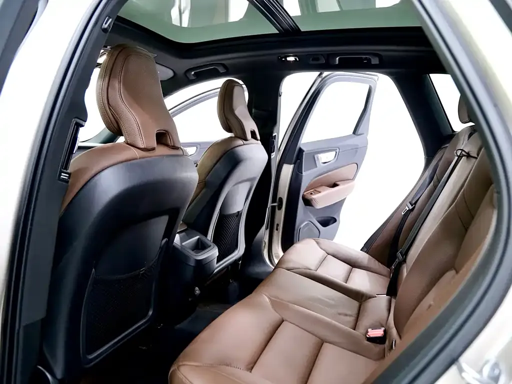 Volvo XC60 — фото 9
