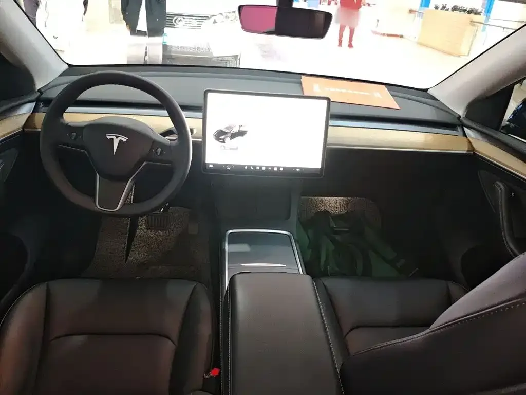 Tesla Model Y — фото 10