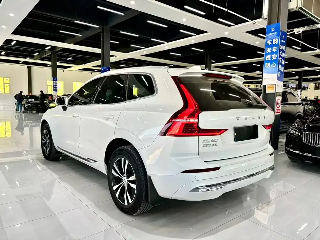 Volvo XC60 — фото 7