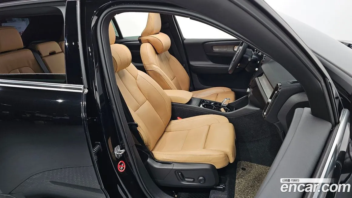Volvo XC40 — фото 10