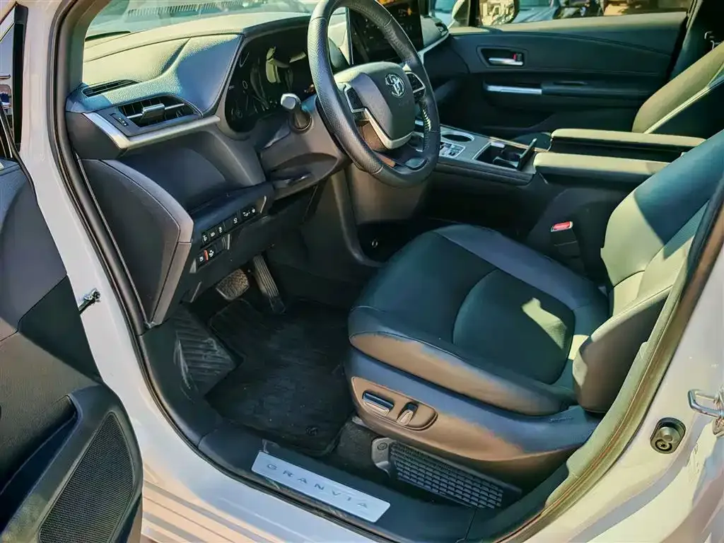Toyota Granvia — фото 10