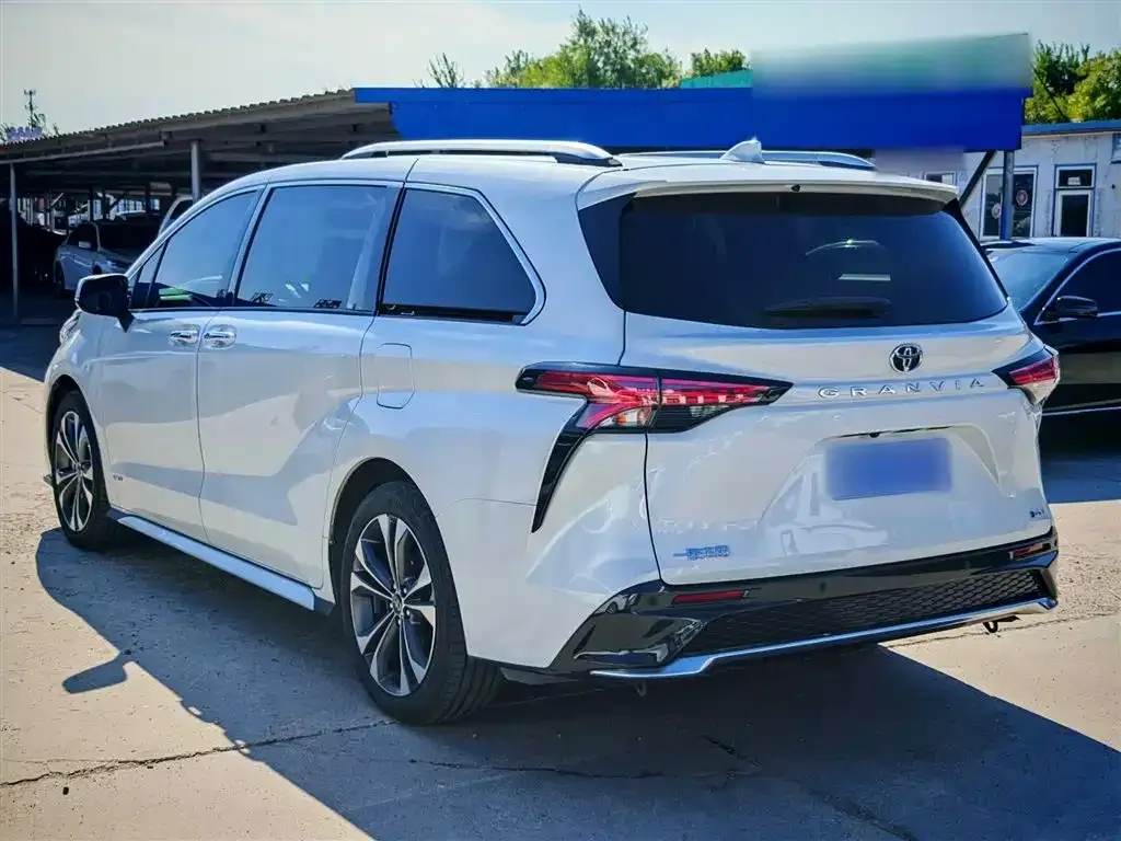 Toyota Granvia — фото 6