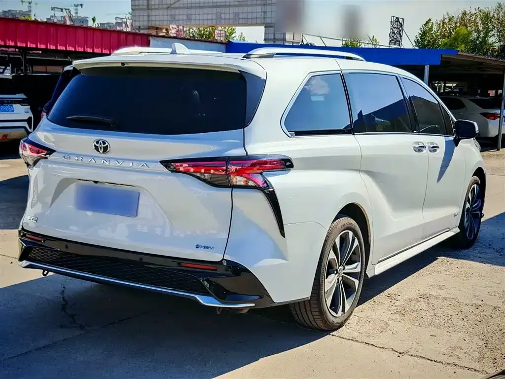 Toyota Granvia — фото 8