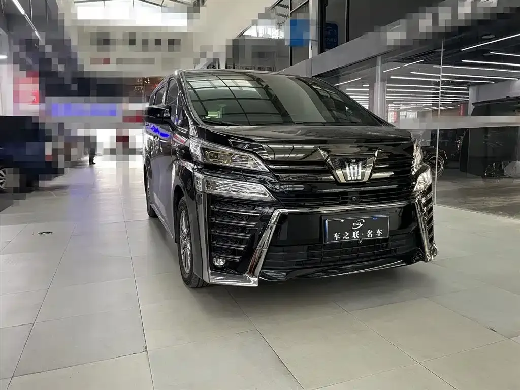Toyota Vellfire — фото 1