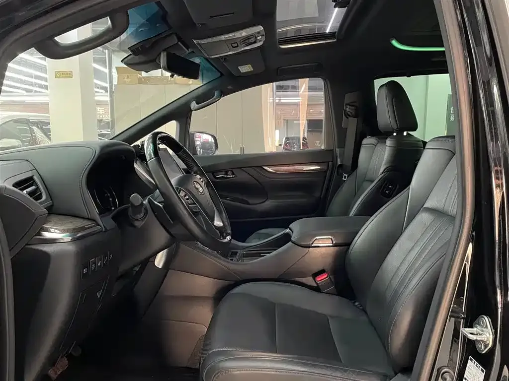 Toyota Vellfire — фото 8